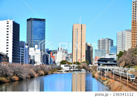 市ヶ谷側から飯田橋駅周辺を望む(東京都千代田区)【2026.2】 市ヶ谷側から飯田橋駅周辺を望む(東京都千代田区)【2026.2】 136341112