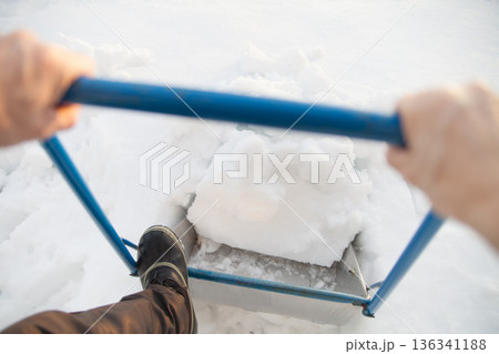 スノーダンプで除雪 スノーダンプで除雪 136341188