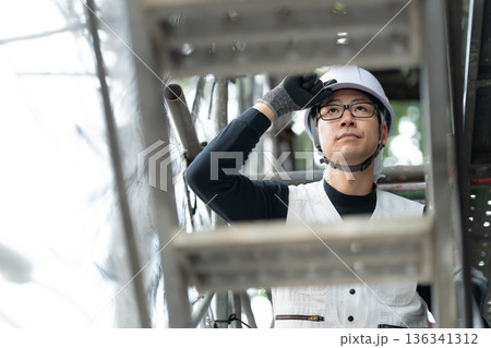 作業着の男性　ニッカポッカ　ヘルメット 136341312