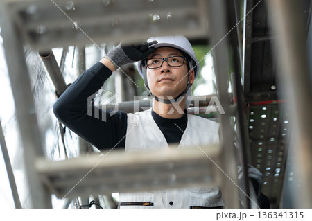 作業着の男性　ニッカポッカ　ヘルメット 136341315