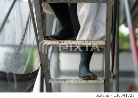 作業着の男性　ニッカポッカ　足袋　足元 136341328