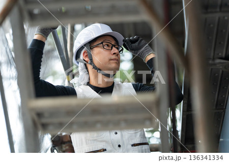 作業着の男性　ニッカポッカ　ヘルメット 136341334