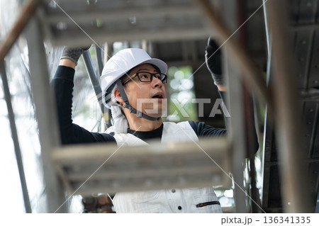 作業着の男性　ニッカポッカ　ヘルメット 136341335