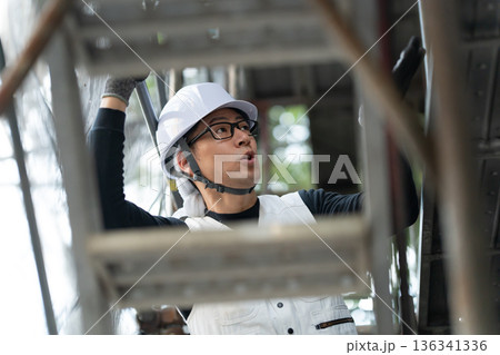 作業着の男性 ニッカポッカ ヘルメット 作業着の男性 ニッカポッカ ヘルメット 136341336