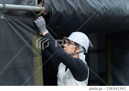 作業着の男性　ニッカポッカ　ヘルメット 136341341