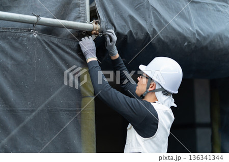 作業着の男性　ニッカポッカ　ヘルメット 136341344