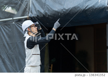 作業着の男性　ニッカポッカ　ヘルメット 136341352