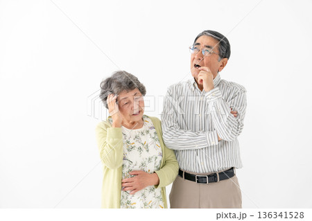 悩むシニアカップル 136341528