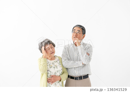 悩むシニアカップル 136341529