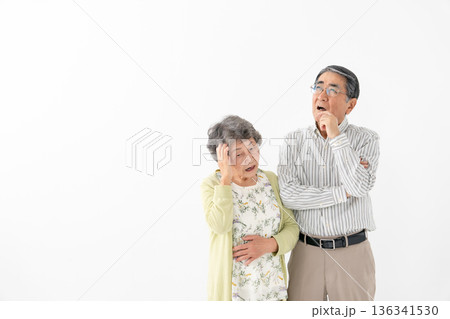 悩むシニアカップル 悩むシニアカップル 136341530