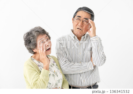 悩むシニアカップル 136341532