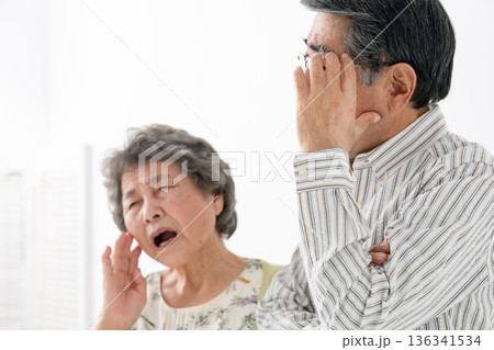 悩むシニアカップル 悩むシニアカップル 136341534