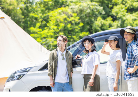 キャンプを楽しむ若者 キャンプを楽しむ若者 136341655