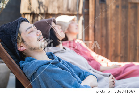 サウナを楽しむ若者 サウナを楽しむ若者 136341667