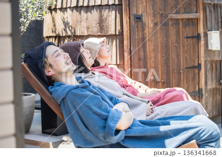 サウナを楽しむ若者 136341668