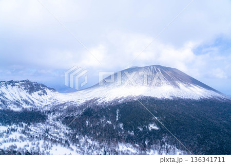 【冬素材】トーミの頭から見る冠雪した浅間山【長野県】 136341711
