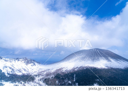 【冬素材】トーミの頭から見る冠雪した浅間山【長野県】 【冬素材】トーミの頭から見る冠雪した浅間山【長野県】 136341713