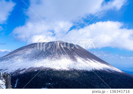 【冬素材】トーミの頭から見る冠雪した浅間山【長野県】 【冬素材】トーミの頭から見る冠雪した浅間山【長野県】 136341718