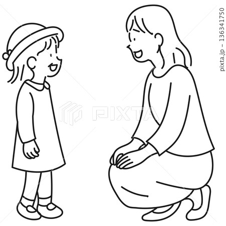 向かい合っておしゃべりする母と娘 向かい合っておしゃべりする母と娘 136341750