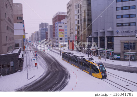 宇都宮市　雪の中を走行するLRT（次世代型路面電車） 136341795