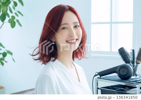 ヘアサロンに着た女性 136341850