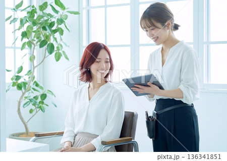 ヘアサロンに着た女性 136341851
