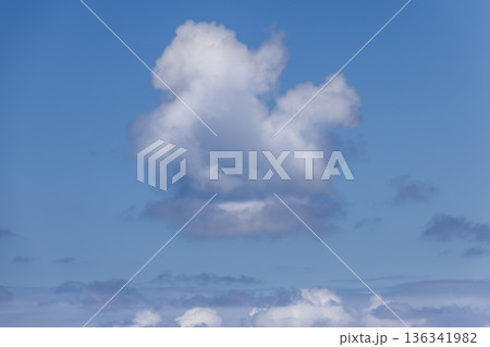 Single isolated cumulus cloud in clear blue sky, daylight with wide copy space 136341982