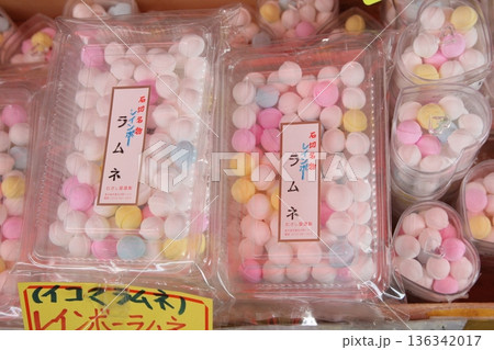 石切神社参道カラフルなラムネ 136342017