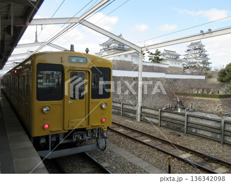 JR福塩線105系と福山城 136342098