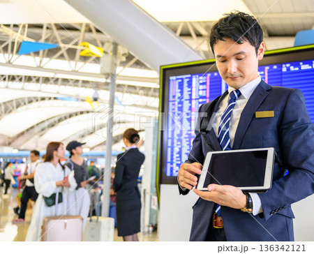 空港スタッフがタブレット操作 ■撮影協力:関西国際空港(KIX) 空港スタッフがタブレット操作 ■撮影協力:関西国際空港(KIX) 136342121