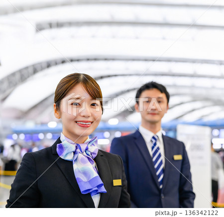 空港スタッフの笑顔の接客 ■撮影協力：関西国際空港（KIX） 136342122