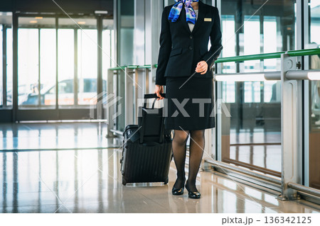 空港で移動する客室乗務員 ■撮影協力:関西国際空港(KIX) 空港で移動する客室乗務員 ■撮影協力:関西国際空港(KIX) 136342125