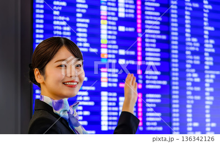 空港係員が案内 _■撮影協力:関西国際空港(KIX) 空港係員が案内 _■撮影協力:関西国際空港(KIX) 136342126