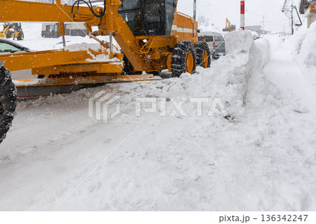 道路の除雪をする除雪グレーダのブレード 136342247