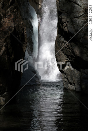 少し凍り始めた名瀑一之釜 136342268