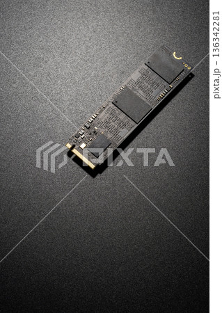 高速ストレージM.2 NVMe SSDのクローズアップ 高速ストレージM.2 NVMe SSDのクローズアップ 136342281