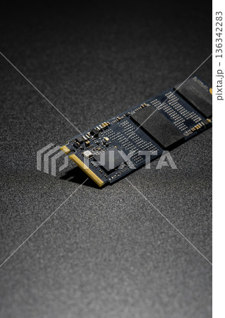 高速ストレージM.2 NVMe SSDのクローズアップ 高速ストレージM.2 NVMe SSDのクローズアップ 136342283