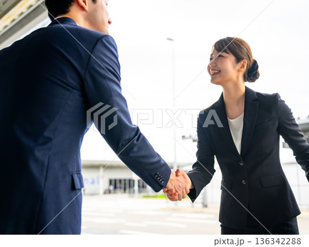ビジネス男女が握手 _■撮影協力:関西国際空港(KIX) ビジネス男女が握手 _■撮影協力:関西国際空港(KIX) 136342288