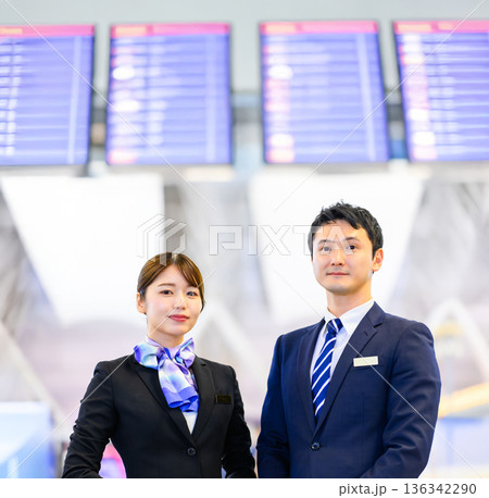 空港スタッフ男女のポートレート　 136342290