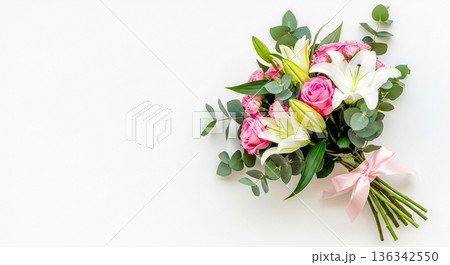 百合と薔薇の花束 白背景 横配置 136342550