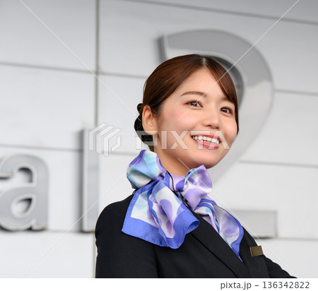 客室乗務員 笑顔で挨拶 ■撮影協力：関西国際空港（KIX） 136342822