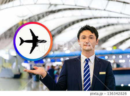 空港スタッフがフライトを案内 ■撮影協力:関西国際空港(KIX) 空港スタッフがフライトを案内 ■撮影協力:関西国際空港(KIX) 136342826