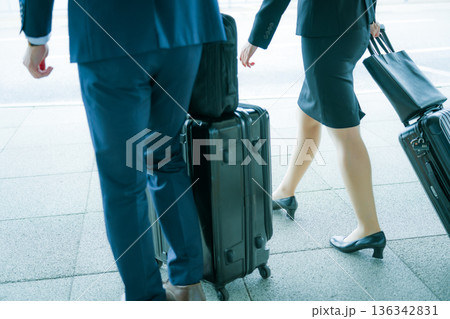 出張中のビジネスパーソン移動 ■撮影協力：関西国際空港（KIX） 136342831