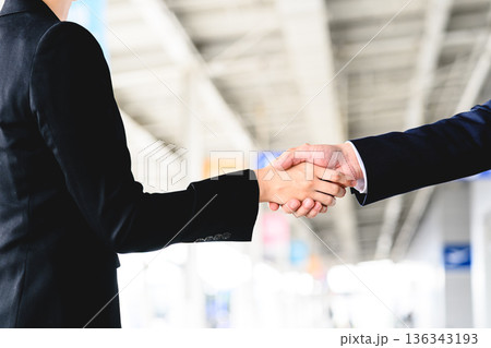 ビジネス握手、提携の瞬間 _■撮影協力:関西国際空港(KIX) ビジネス握手、提携の瞬間 _■撮影協力:関西国際空港(KIX) 136343193