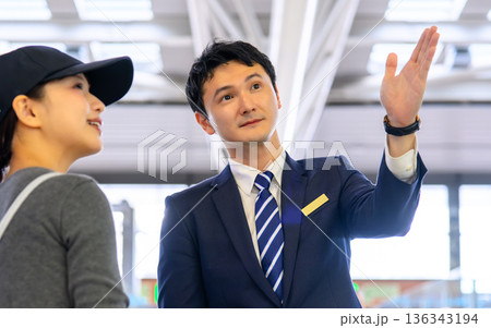 案内をする笑顔の男性 ■撮影協力：関西国際空港（KIX） 136343194