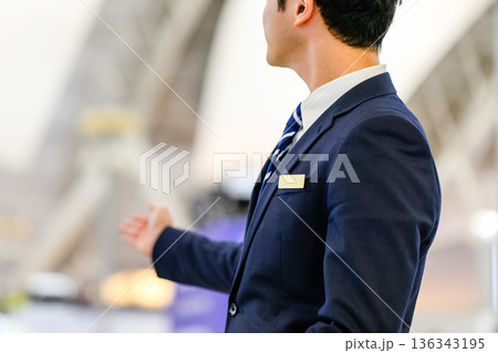 空港スタッフが案内する ■撮影協力：関西国際空港（KIX） 136343195