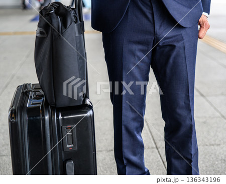 出張者のスーツケースとバッグ ■撮影協力:関西国際空港(KIX) 出張者のスーツケースとバッグ ■撮影協力:関西国際空港(KIX) 136343196