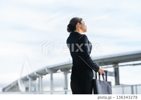 ビジネス女性が未来を見据える 　 136343278