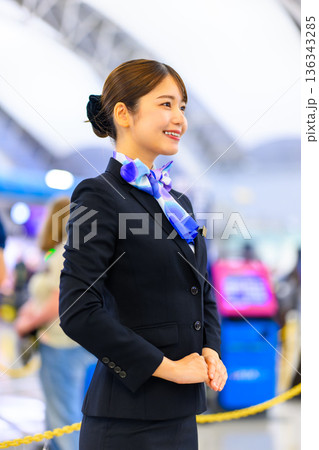 空港で迎える笑顔の客室乗務員 ■撮影協力:関西国際空港(KIX) 空港で迎える笑顔の客室乗務員 ■撮影協力:関西国際空港(KIX) 136343285