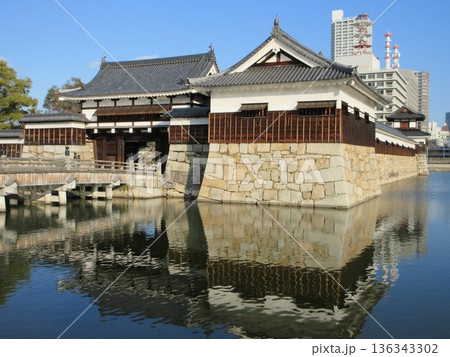 広島県広島市！広島城の表御門と櫓 136343302